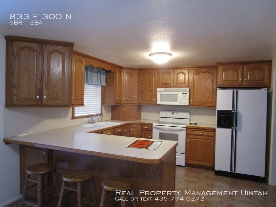833 E 300 N - Photo 3 of 15
