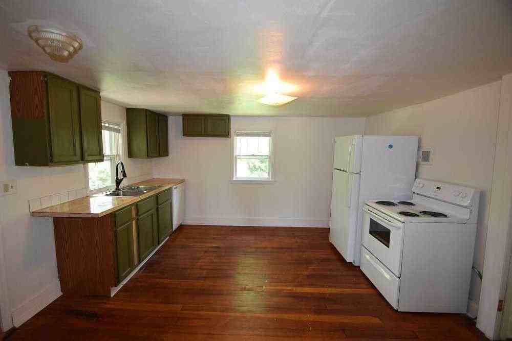 1838 Spohn Ave Upper - Photo 2 of 7