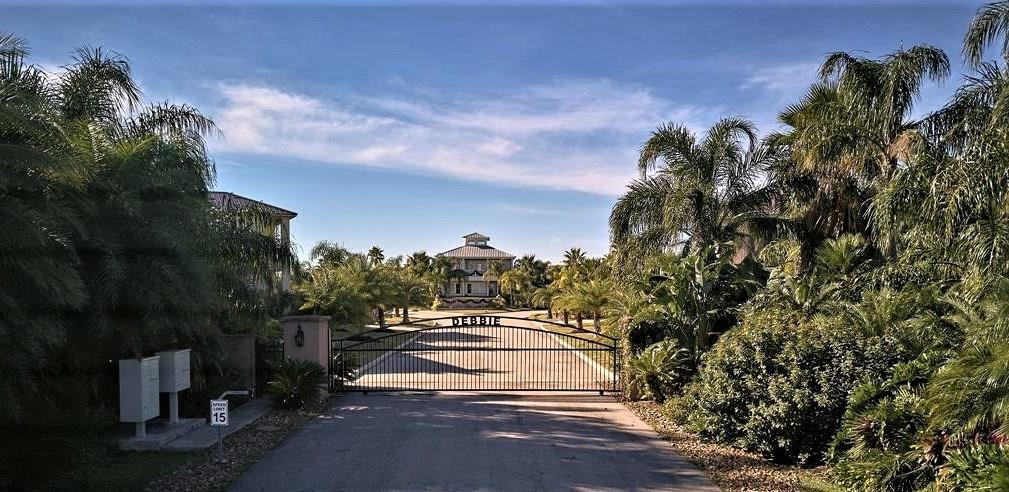 282 Debbie Lane - Photo 2 of 32