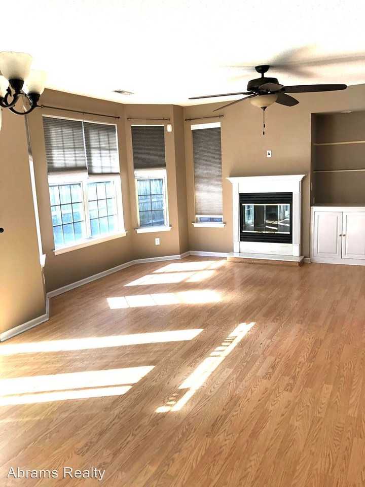 1528 Tallwood Circle - Photo 3 of 13