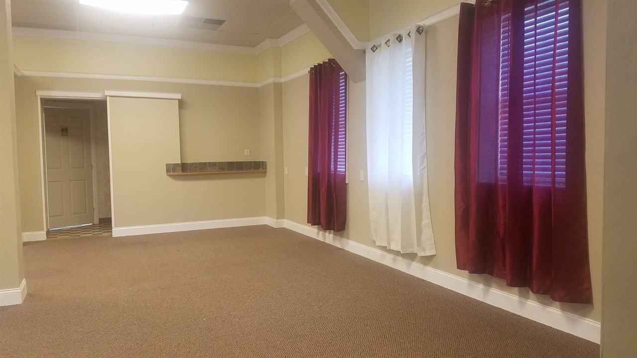 431 S Main St-Commercial Space - Photo 3 of 24