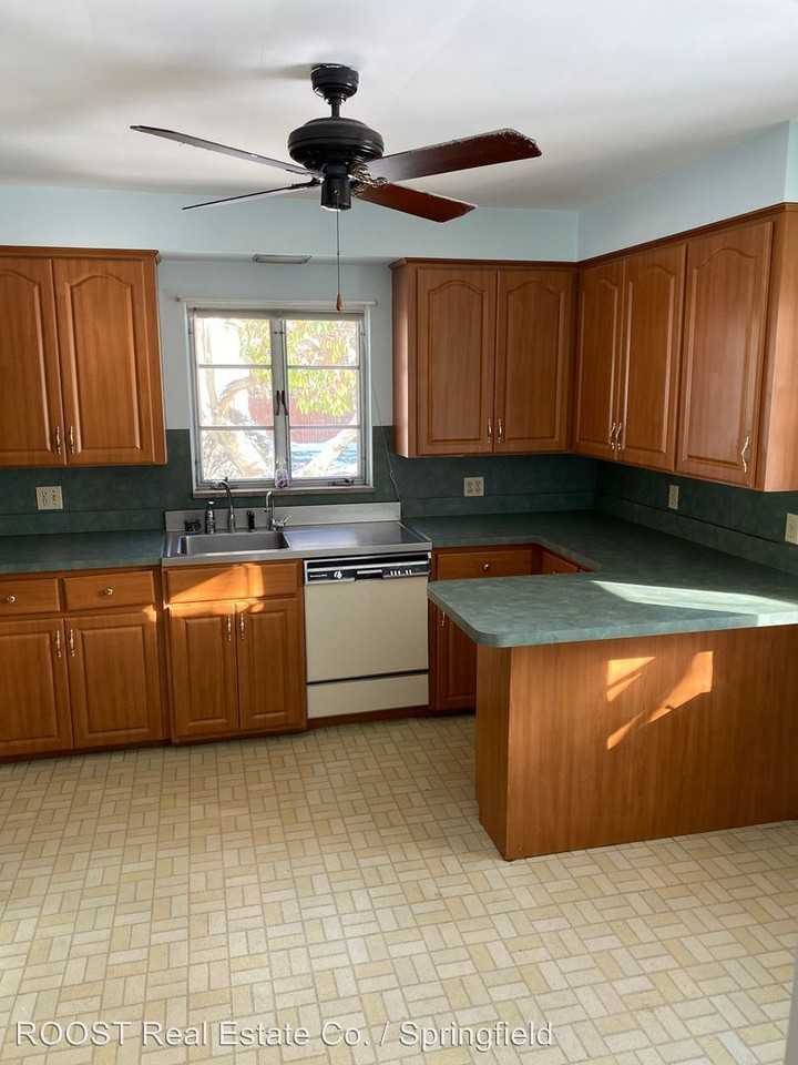 305 N Broadmoor Blvd - Photo 2 of 14