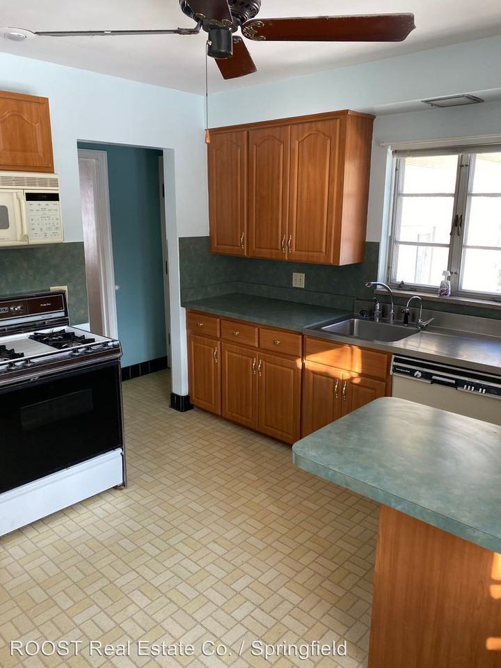 305 N Broadmoor Blvd - Photo 3 of 14