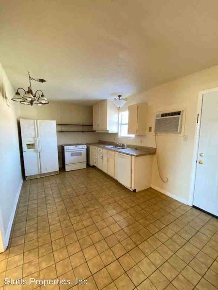 500 W. 1st Street - Photo 3 of 8