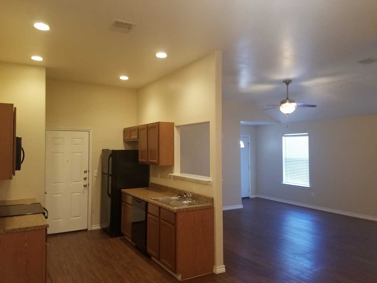 1109 Maple St - Photo 2 of 6