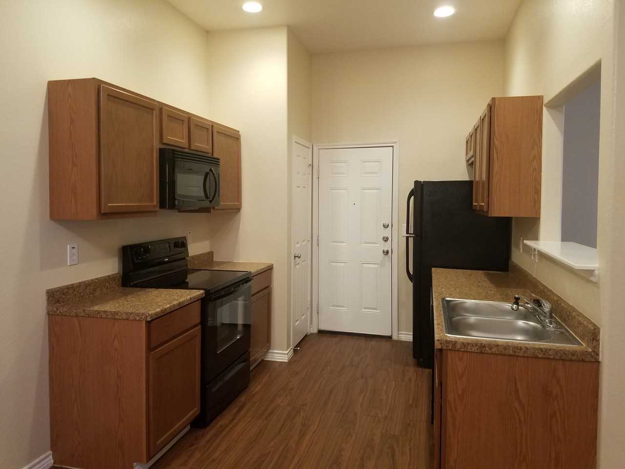 1109 Maple St - Photo 3 of 6