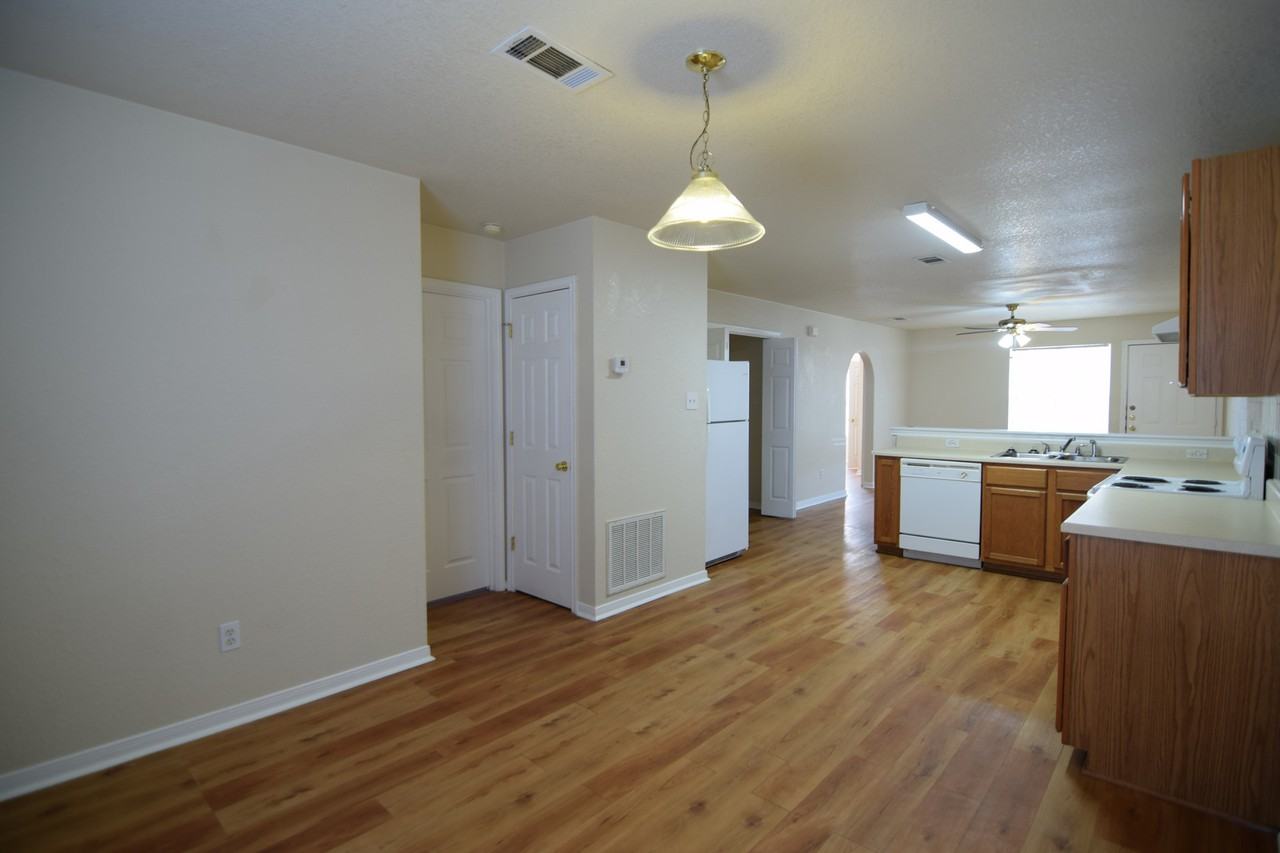 1401 Dugger Cir - Photo 3 of 13