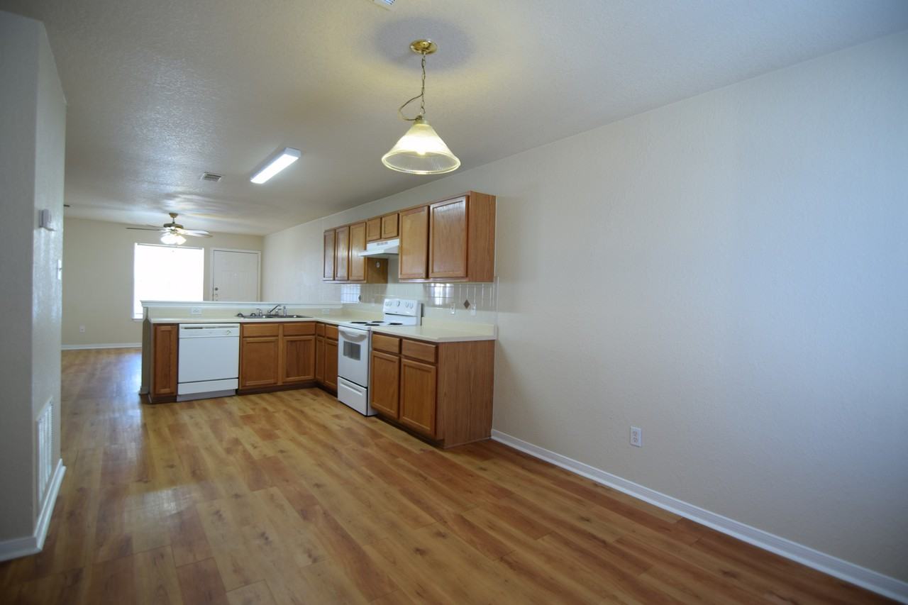 1401 Dugger Cir - Photo 4 of 13