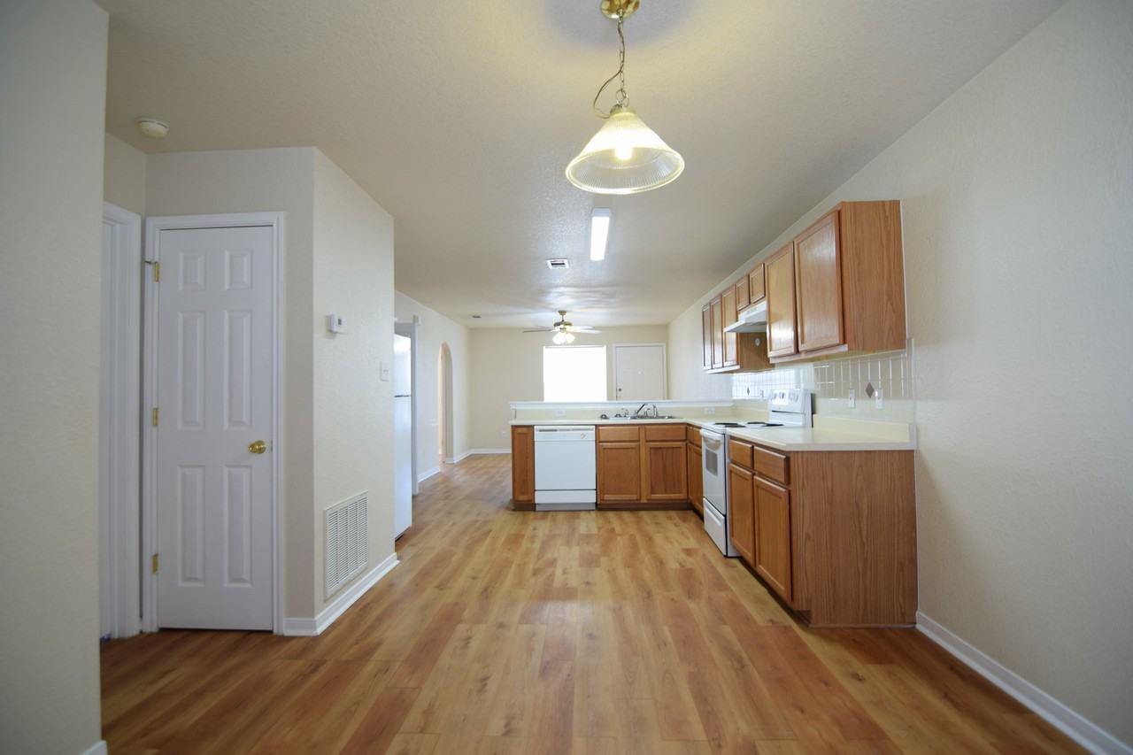 1401 Dugger Cir - Photo 5 of 13