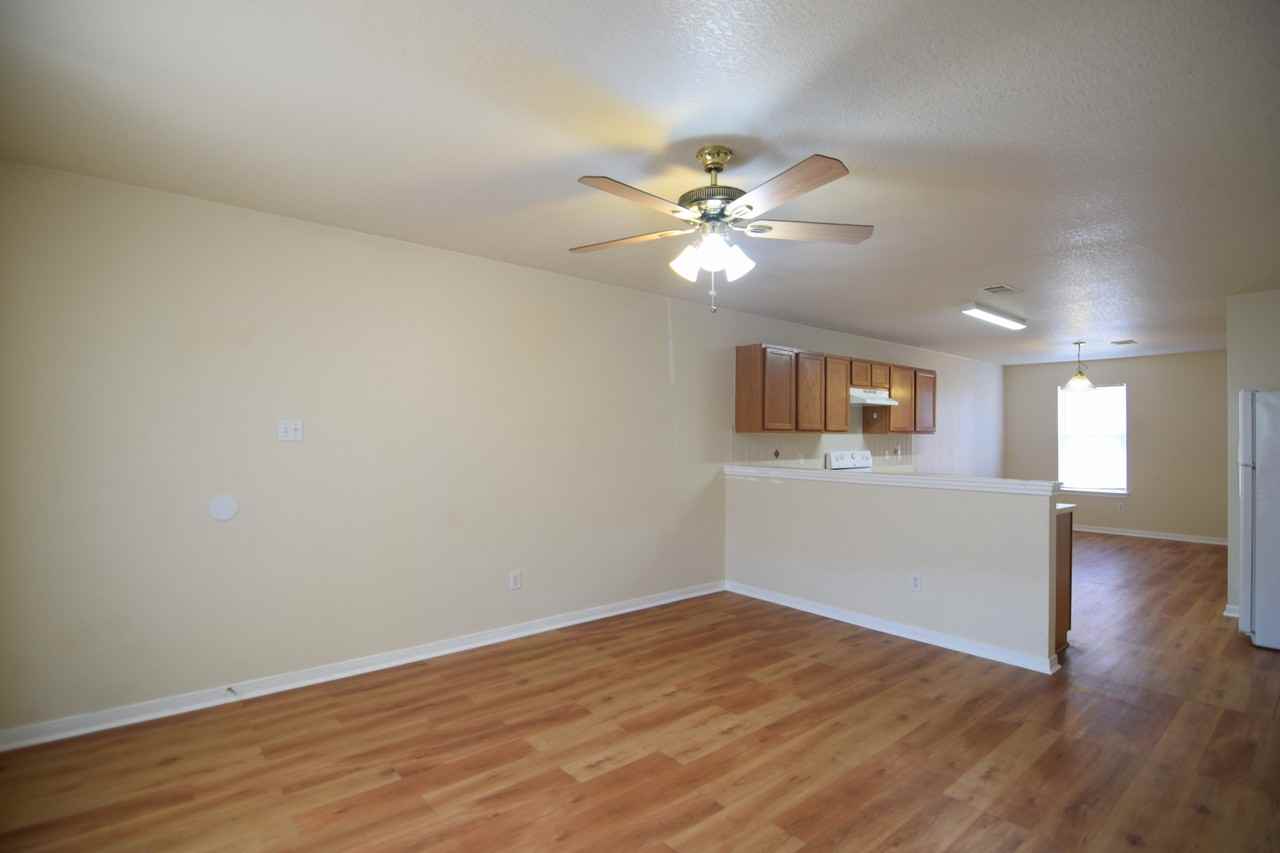 1401 Dugger Cir - Photo 7 of 13