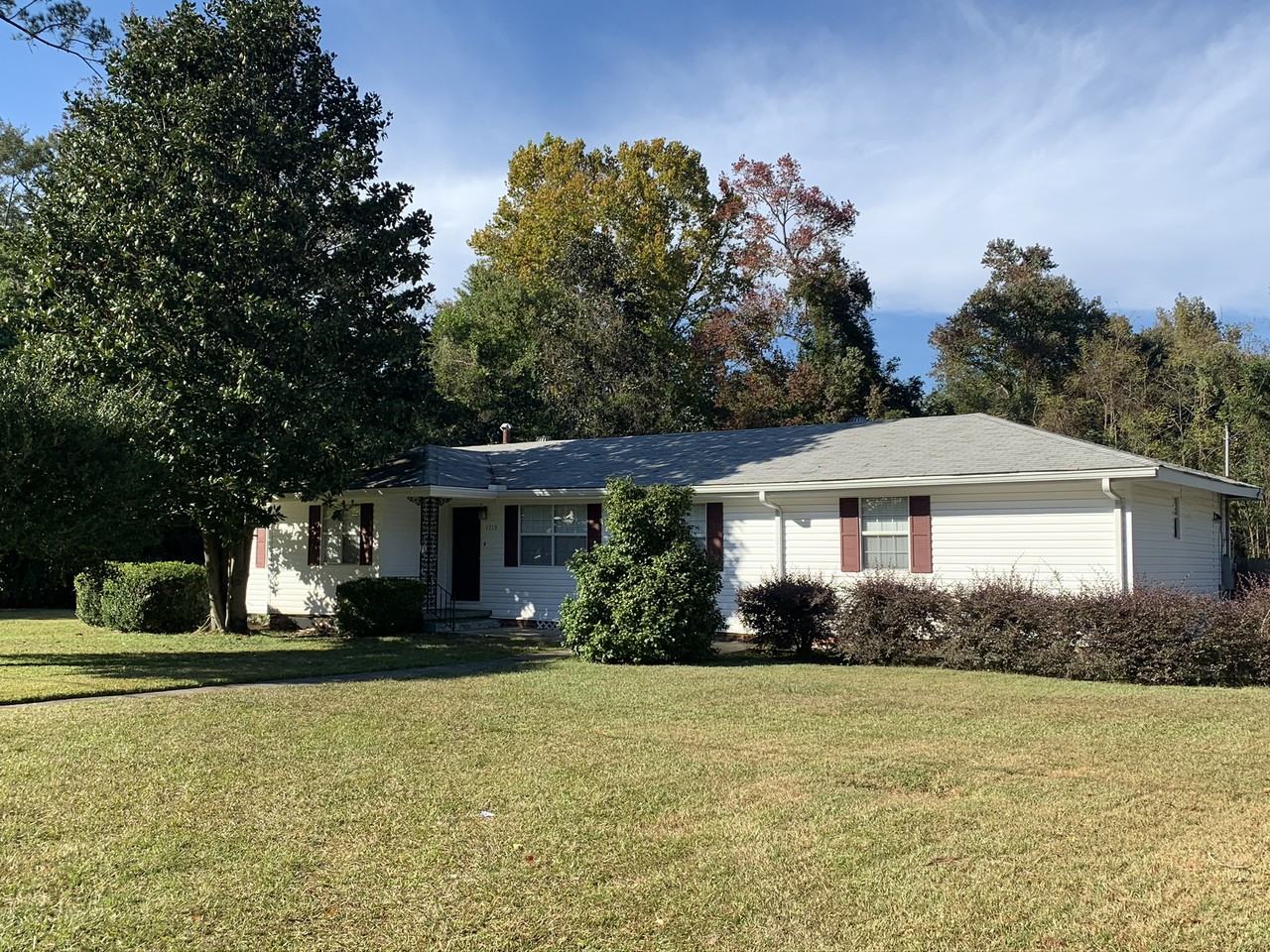 1715 Creekmore Ln - Photo 2 of 20