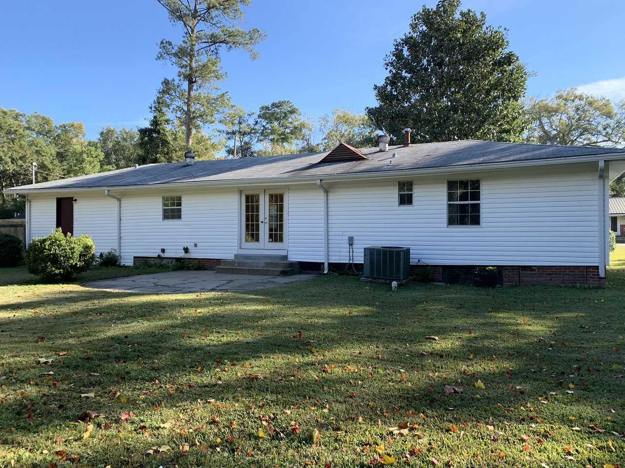 1715 Creekmore Ln - Photo 3 of 20