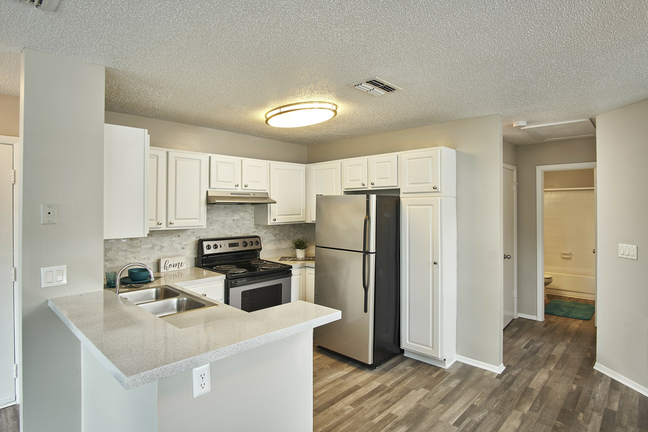 Avenue @Creekbridge Apartments for Rent - 1002 Creekbridge Rd, Brandon