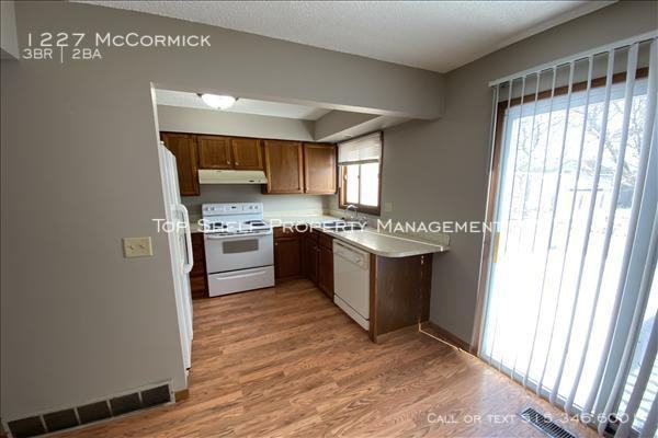 1227 Mccormick - Photo 2 of 9