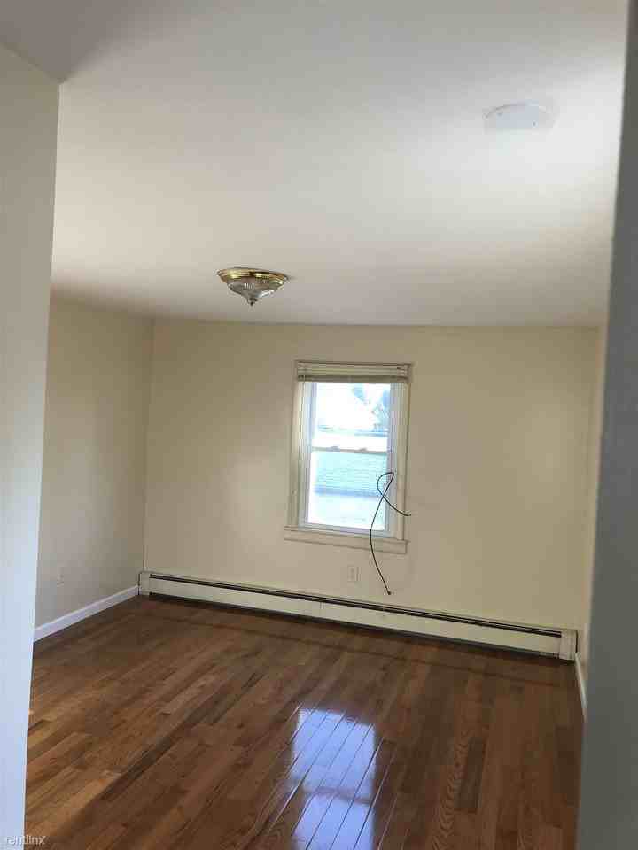 17 Bedford Ave - Photo 3 of 4