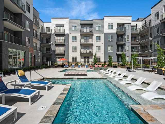 Avenue 80 - Photo 2 of 34