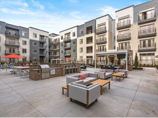 Avenue 80 - Photo 4 of 34