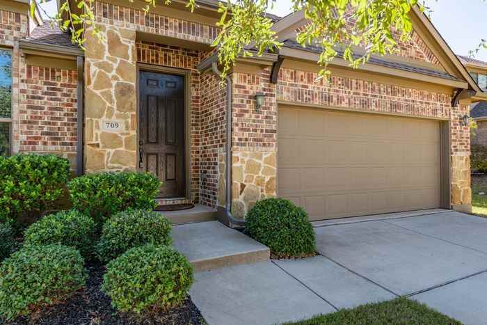 709 Hardwood Drive - Photo 2 of 23