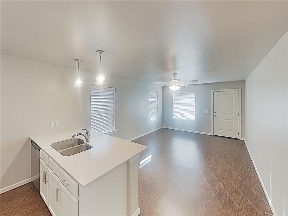 11508 N Lincoln Blvd - Photo 2 of 9
