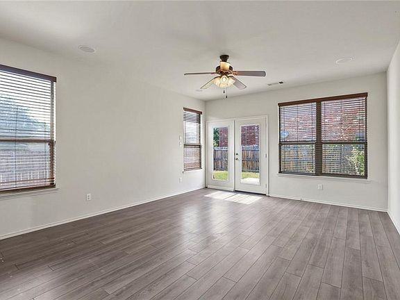 701 Bastrop Dr - Photo 2 of 7
