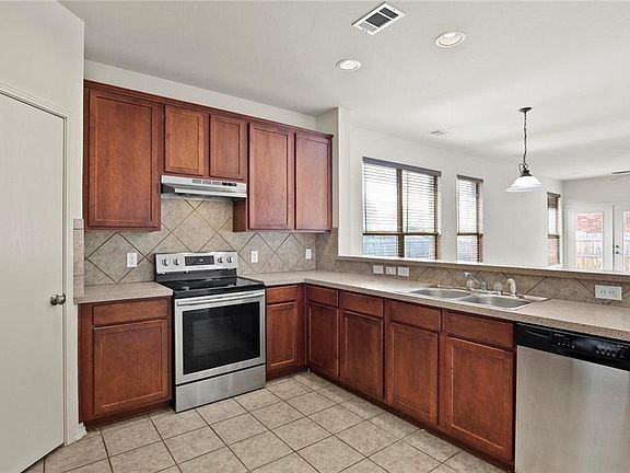 701 Bastrop Dr - Photo 3 of 7