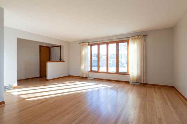 4 Touhy - Photo 2 of 15