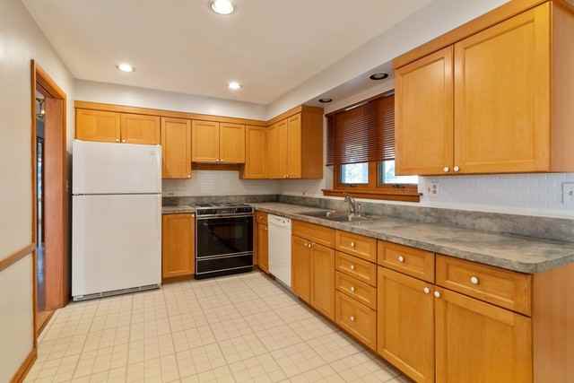 4 Touhy - Photo 3 of 15