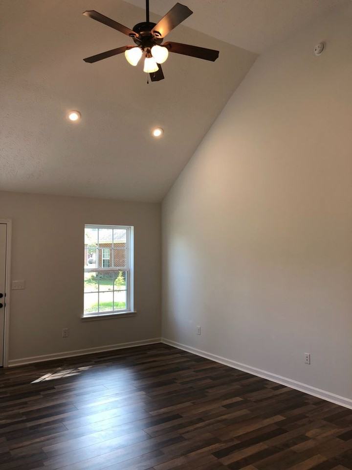105 Kingston Court - Photo 3 of 22