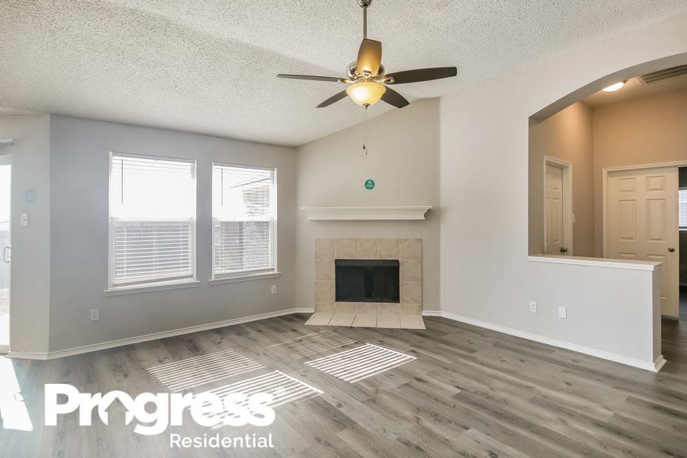 1136 Shadywood Dr - Photo 3 of 16