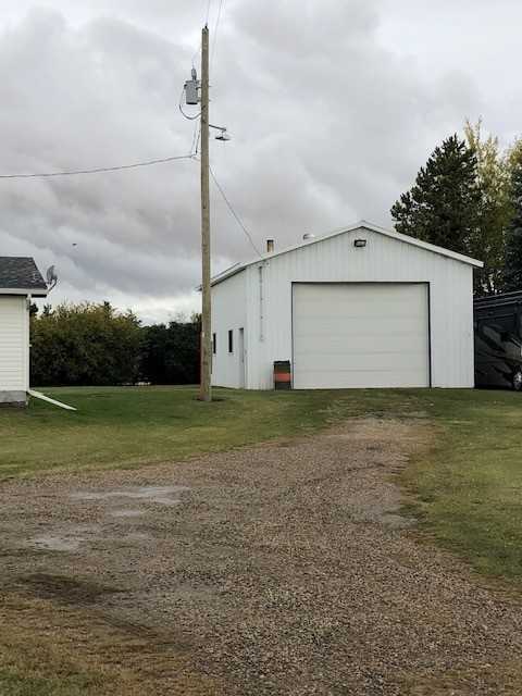 House in South East of Olds - Photo 3 of 14