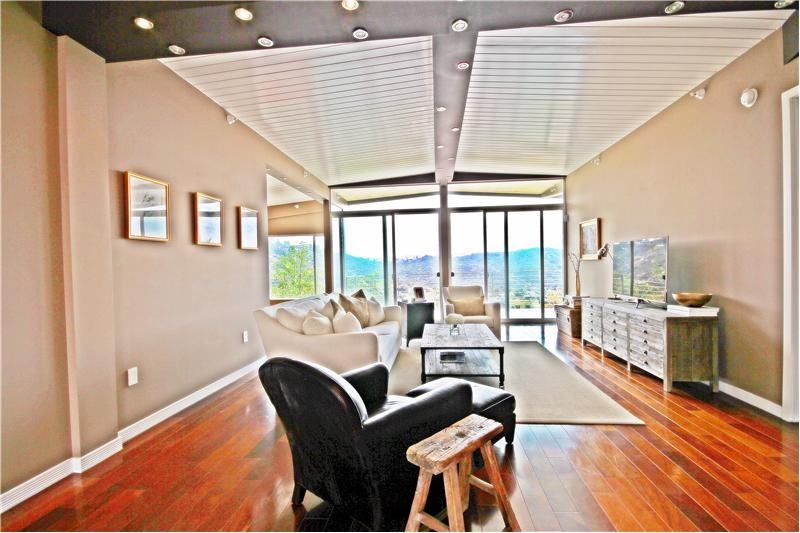 2085 Temple Hills Dr - Photo 2 of 19