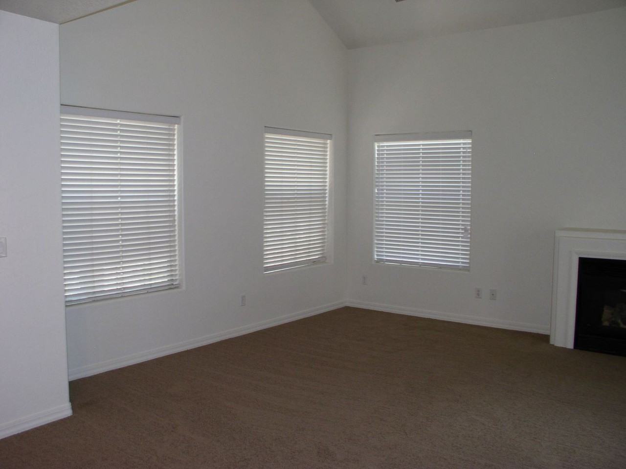 1752 W Saratoga Dr - Photo 3 of 15