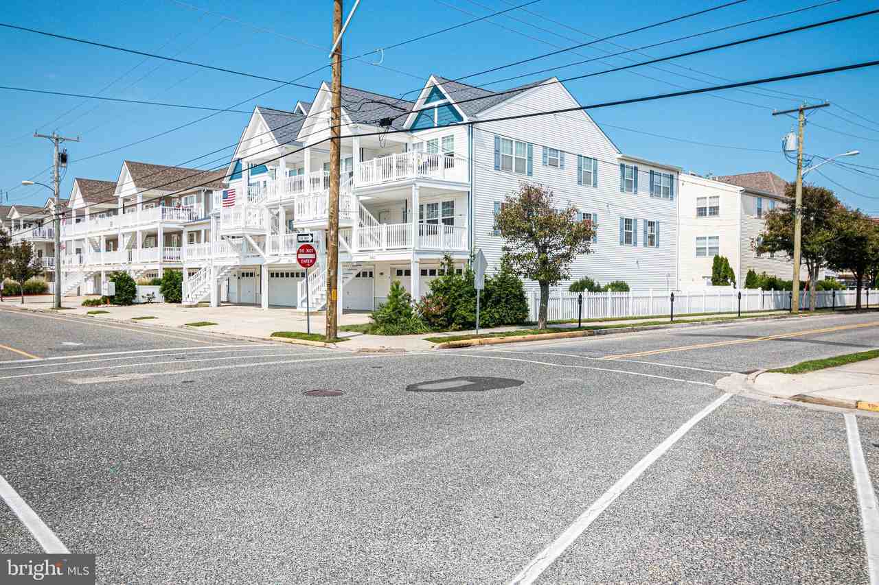 343 E Pine Avenue A - Photo 2 of 23