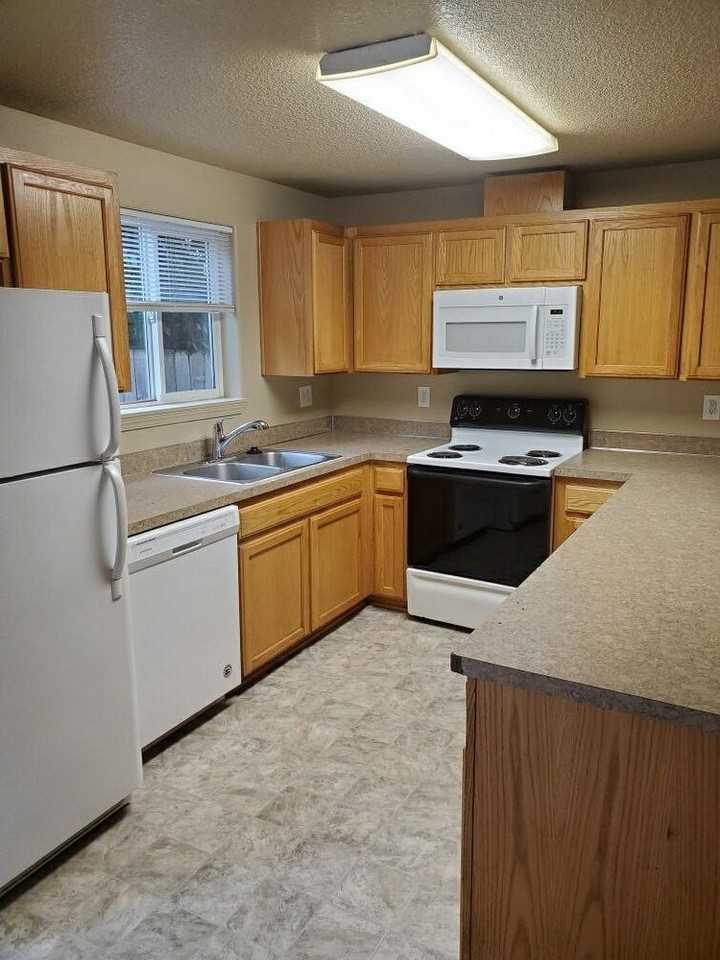 1135 Norway St Ne - Photo 3 of 21