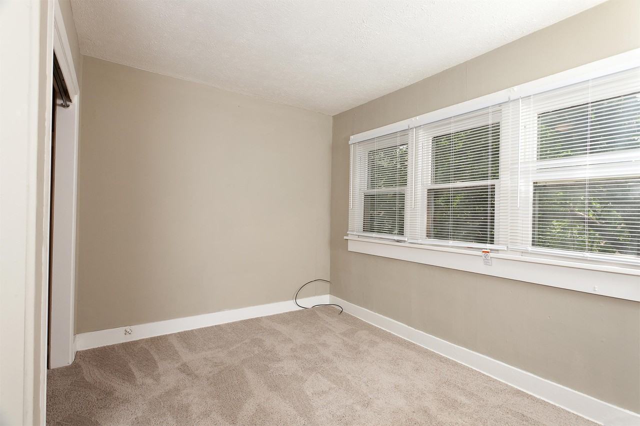 219 S. Millwood - Photo 3 of 9