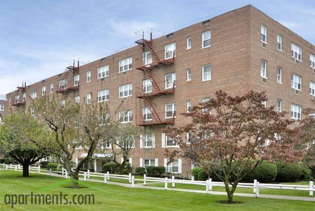 Maple Crest Apartments at Williston Park 610 Willis Ave, Williston