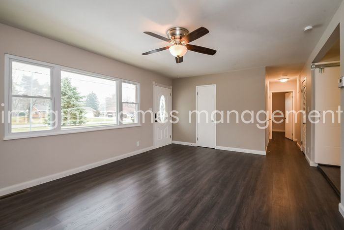 1372 Roseland Drive - Photo 3 of 12