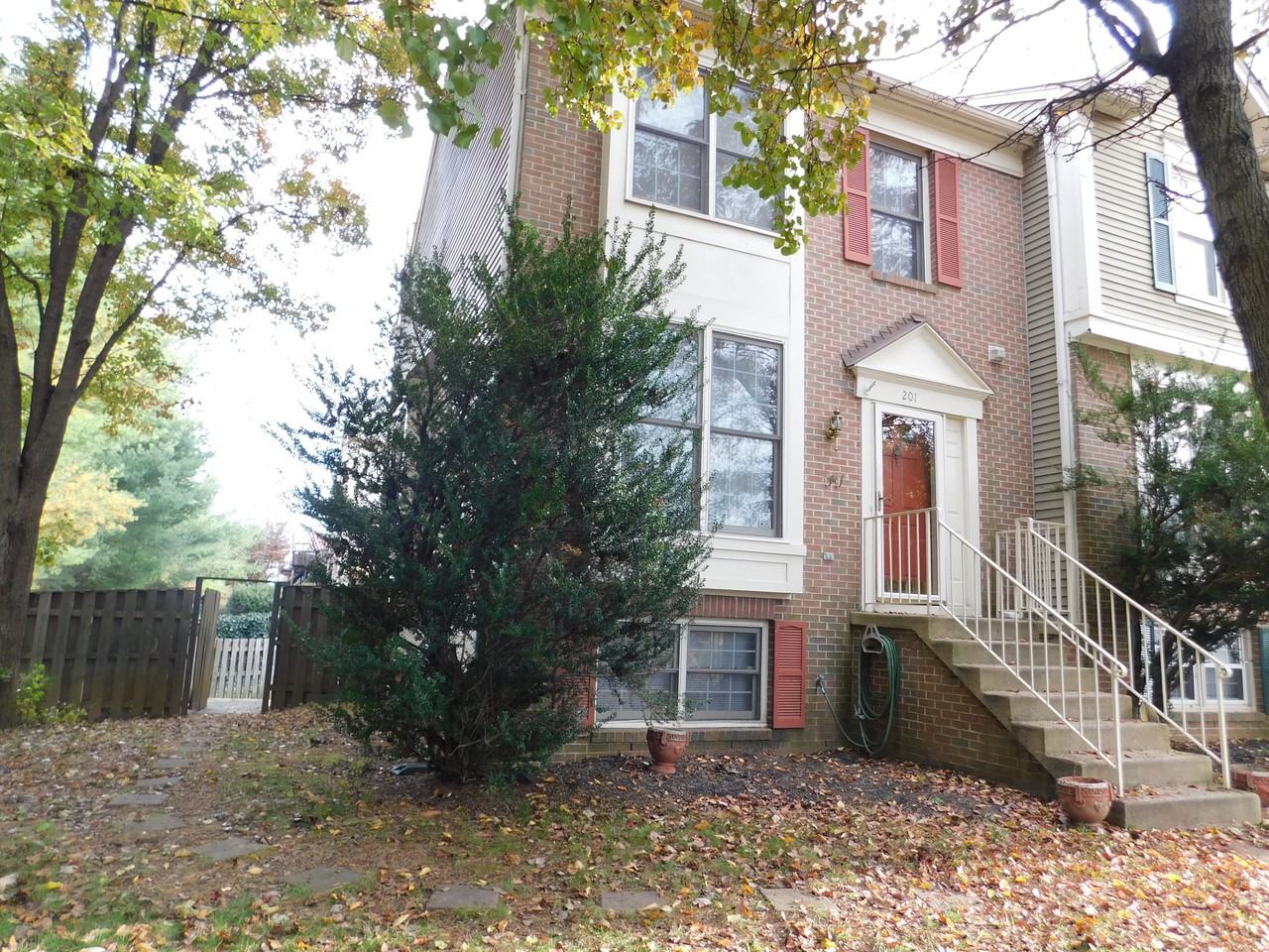 201 Falkirk Ct - Photo 3 of 35