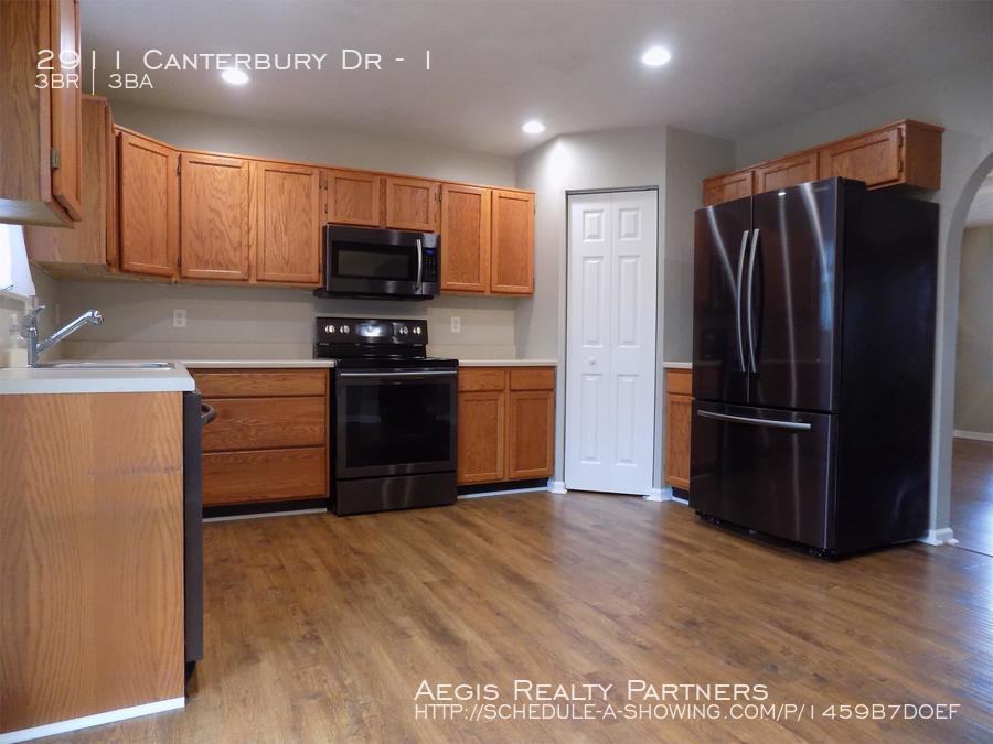 2911 Canterbury Dr #1 - Photo 3 of 31