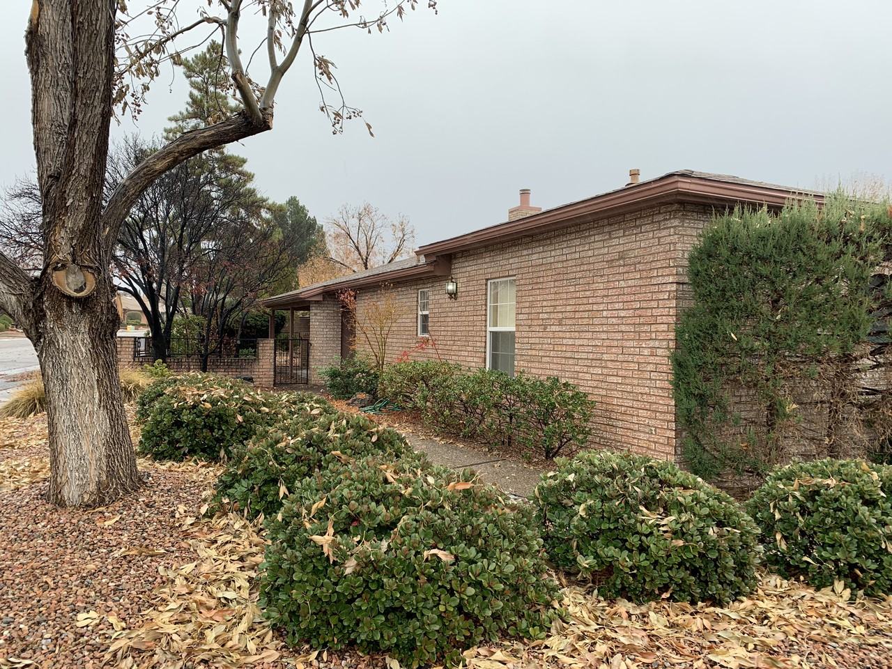 9230 Admiral Lowell Ave Ne - Photo 2 of 3