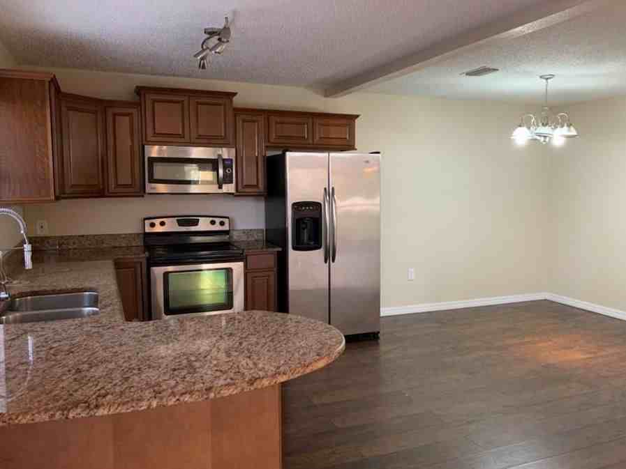 404 Hunter Cir - Photo 2 of 7