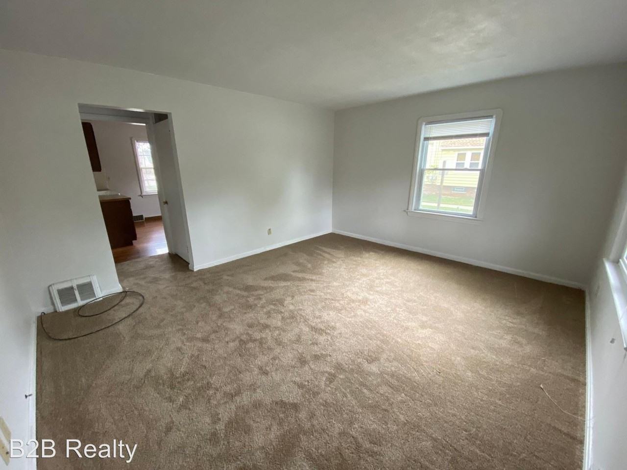 13702 Wainstead Ave - Photo 2 of 15