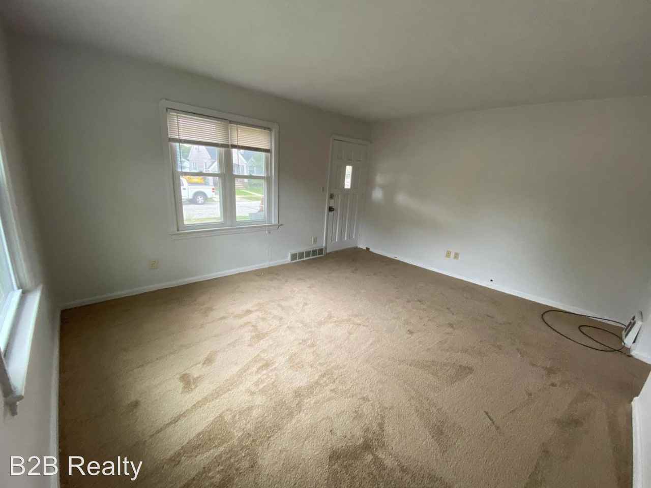 13702 Wainstead Ave - Photo 3 of 15