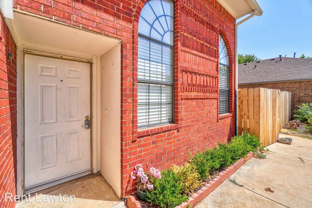 3036 Ne Stratford Circle - Photo 3 of 42