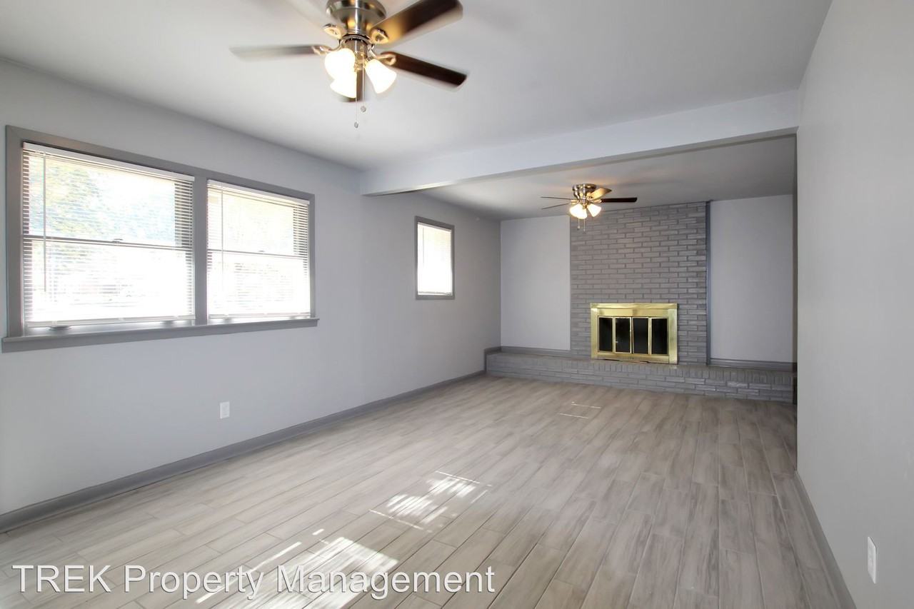 306 Stoneham Rd - Photo 3 of 9