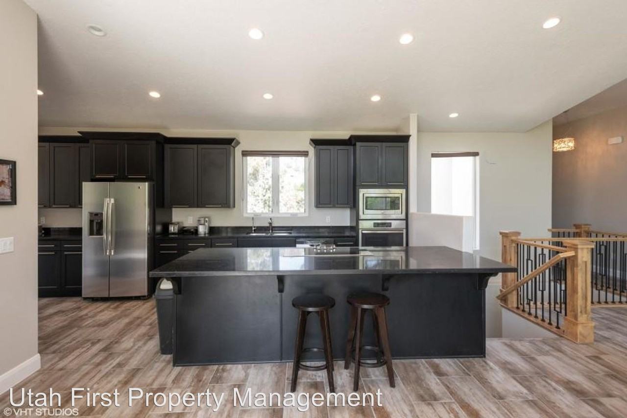 579 Cottonwood Dr - Photo 3 of 35