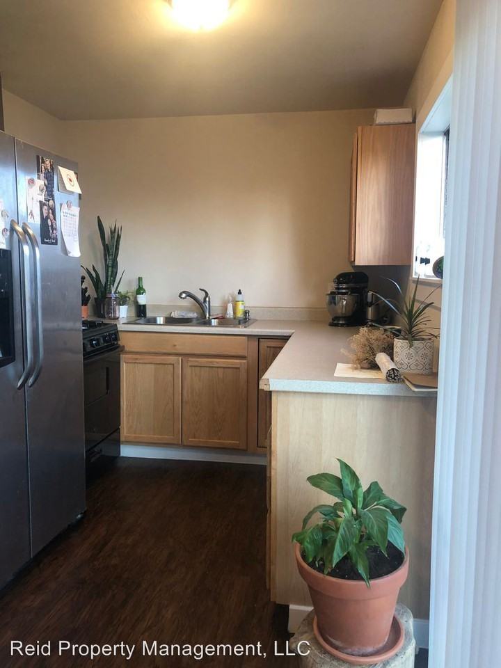 1055 Chestnut St #B - Photo 3 of 8