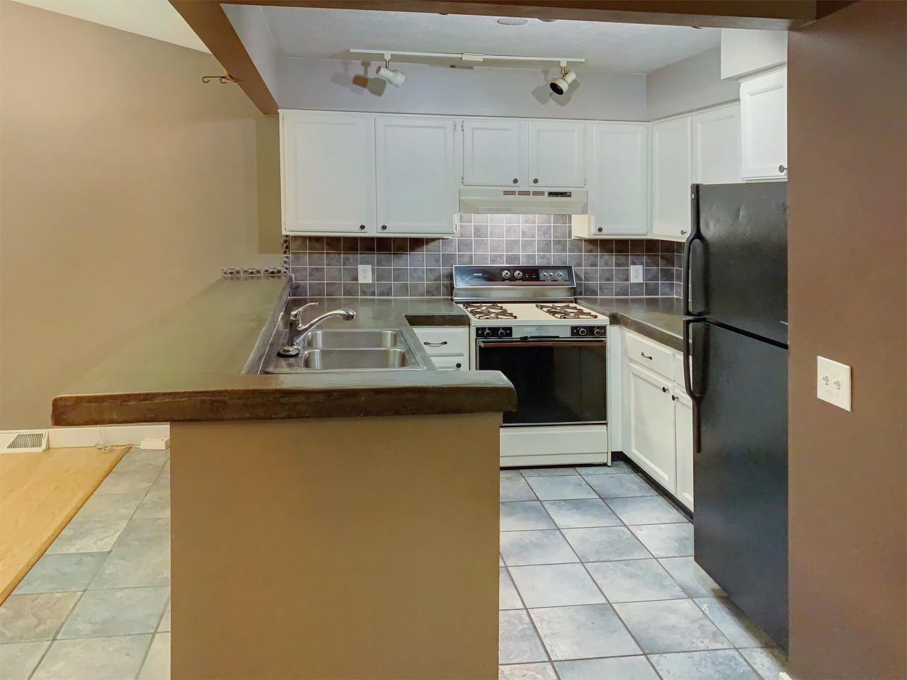 2021 Eastcastle Drive Se - Photo 2 of 5