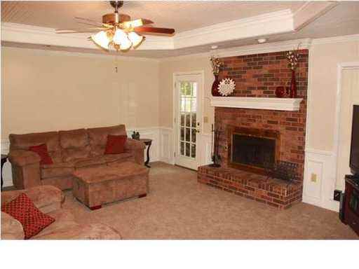 131 Sumac Dr - Photo 3 of 12