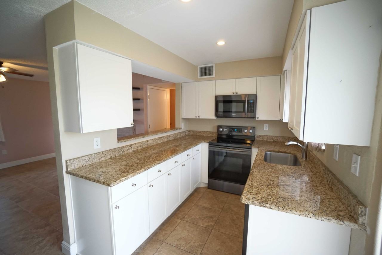 1606 Adams Cir S - Photo 3 of 10